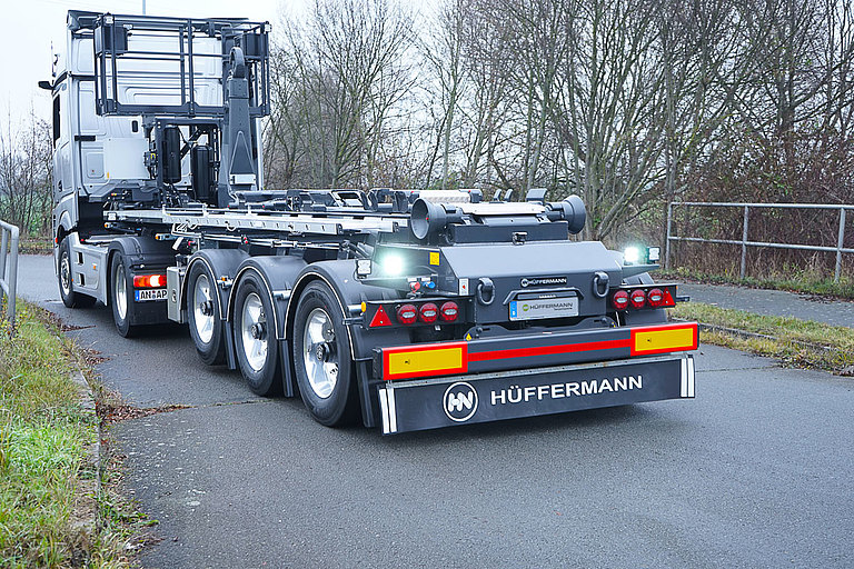 hueffermann-trailer-mit-integriertem-abrollkipper-hsrk-30-70l-DSC01737-min.jpg  