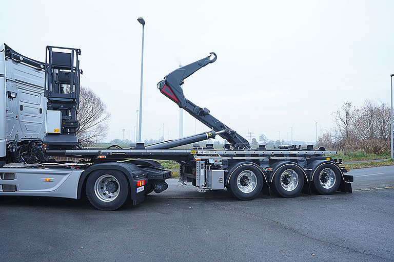 hueffermann-trailer-mit-integriertem-abrollkipper-hsrk-30-70l-DSC01760-min.jpg  